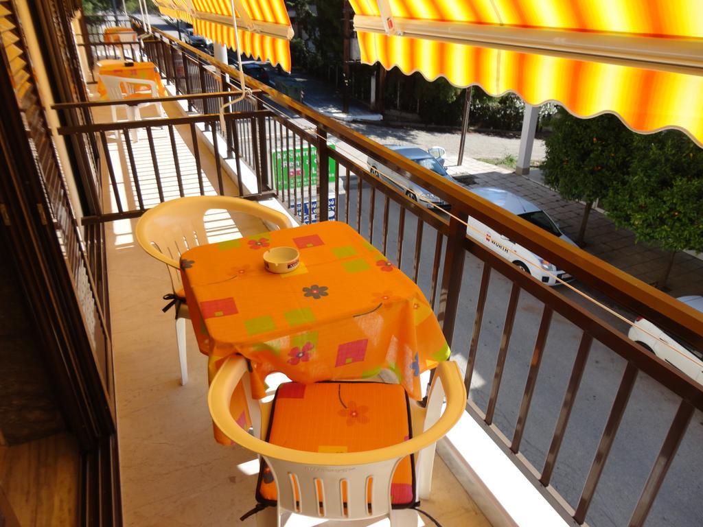 Maik Apartments Metamorfosi  Bilik gambar