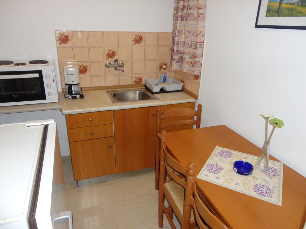 Maik Apartments Metamorfosi  Bilik gambar