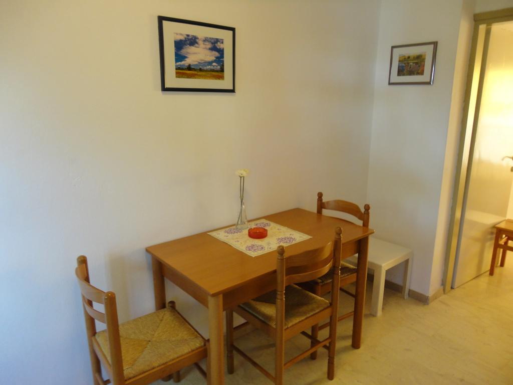 Maik Apartments Metamorfosi  Bilik gambar